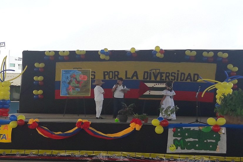 Estos niños nos explicaron que significada cada uno de los colores de la bandera de la Provincia de Manabí